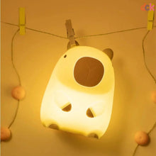 Carregar imagem no visualizador da galeria, Luminária Infantil em Silicone Capivara
