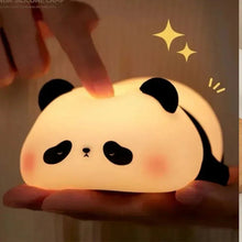 Carregar imagem no visualizador da galeria, Luminária Infantil em Silicone Panda Dorminhoco

